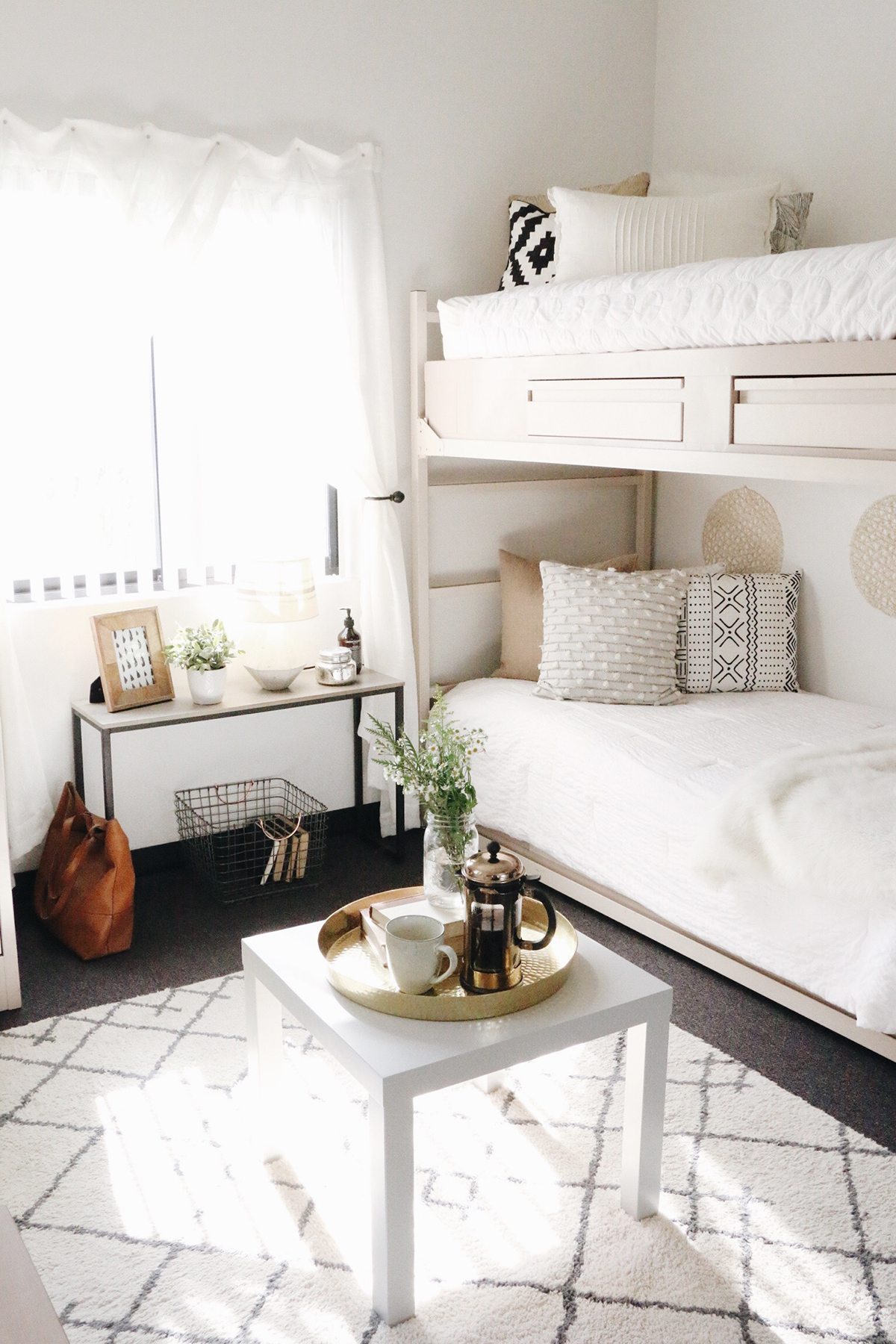 How to Style Your Dorm So That It Doesn't Feel Like a Dorm | DARLING